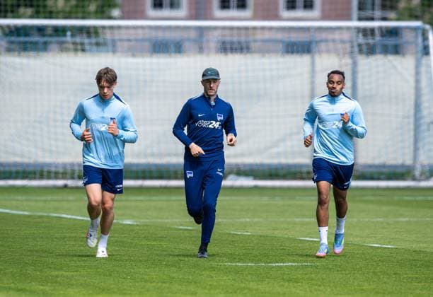 Football, Men, Season 2024 25, 2 Bundesliga, Hertha BSC, Training, f l Kennet Eichhorn Hertha BSC , Athletics coach Hendrik Vieth Hertha BSC , Bilal Hussein Hertha BSC , 30 04 2025, Copyright: xSebastianxRäppold MatthiasxKochx