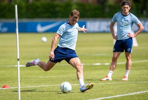 Soccer, Men, Season 2024 25, 2 Bundesliga, Hertha BSC, Training, f l Florian Niederlechner Hertha BSC , Fabian Reese Hertha BSC , 30 04 2025, Copyright: xSebastianxRäppold MatthiasxKochx