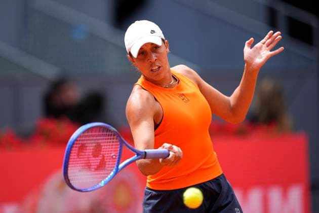 April 30, 2025, Madrid, Madrid, Spain: Madison Keys of USA in action against Iga Swiatek of Poland during the Mutua Madrid Open 2025, ATP, Tennis Herren Masters 1000 and WTA, Tennis Damen 1000 tennis tournament, celebrated at Caja Magica on April 30, 2025 in Madrid, Spain. Madrid Spain - ZUMAa181 20250430_zaa_a181_001 Copyright: xOscarxJ.xBarrosox