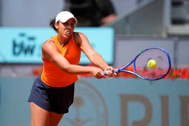 April 30, 2025, Madrid, Madrid, Spain: Madison Keys of USA in action against Iga Swiatek of Poland during the Mutua Madrid Open 2025, ATP, Tennis Herren Masters 1000 and WTA, Tennis Damen 1000 tennis tournament, celebrated at Caja Magica on April 30, 2025 in Madrid, Spain. Madrid Spain - ZUMAa181 20250430_zaa_a181_013 Copyright: xOscarxJ.xBarrosox
