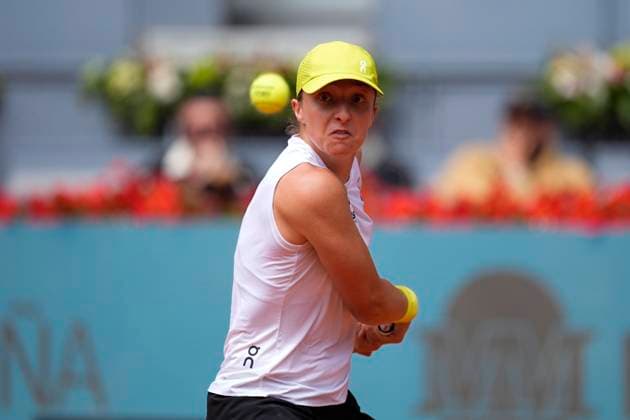 April 30, 2025, Madrid, Madrid, Spain: Iga Swiatek of Poland in action against Madison Keys of USA during the Mutua Madrid Open 2025, ATP, Tennis Herren Masters 1000 and WTA, Tennis Damen 1000 tennis tournament, celebrated at Caja Magica on April 30, 2025 in Madrid, Spain. Madrid Spain - ZUMAa181 20250430_zaa_a181_021 Copyright: xOscarxJ.xBarrosox