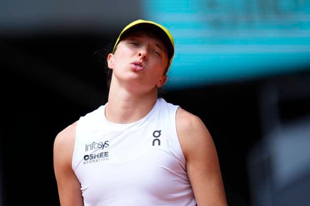 Mutua Madrid Open - Day Nine Iga Swiatek dejected after losed a point during the Women s Singles quarterfinals match between Madison Keys of the United States and Iga Swiatek of Poland on Day Nine of the Mutua Madrid Open 2025, ATP, Tennis Herren Masters 1000 and WTA, Tennis Damen 1000, tournament celebrates at La Caja Magica on April 30, 2025 in Madrid, Spain. Madrid Spain  Copyright: xJosexBretonx originalFilename:bretonhernandez-mutuamad250430_npD1o.jpg