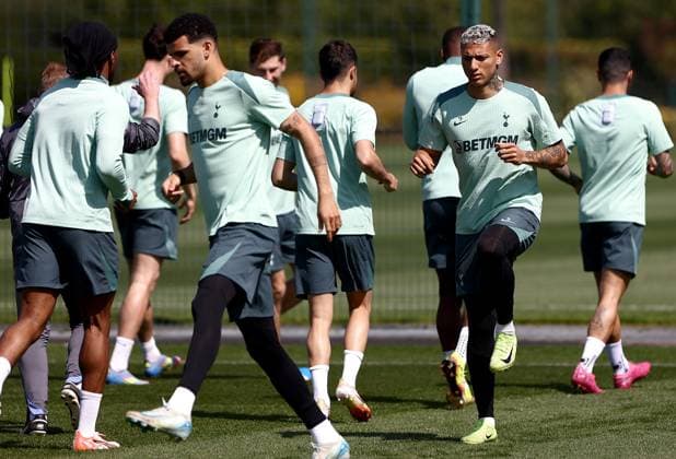 . - Tottenham Hotspur Training Session, Tottenham Hotspur v Bodo Glimt, UEFA Europa League, Semi Final, 1st Leg, Tottenham Hotspur Training Ground, Enfield, England. - 30th April 2025. (C) Darren Campbell Crystal Pix Richarlison of Tottenham Hotspur with team mates during the pre match open training session at Tottenham Hotspur Training Ground ahead of the UEFA Europa League Semi Final 1st leg match between Tottenham Hotspur v Bodo Glimt. - Tottenham Hotspur Training Session, Tottenham Hotspur v Bodo Glimt, UEFA Europa League, Semi Final, 1st Leg, Tottenham Hotspur Training Ground, Enfield, England. - 30th April 2025. (C) Darren Campbell Crystal Pix Enfield Tottenham Hotspur Training ground UK Copyright: xDarrenxCampbellx Darren_CP_Tottenham_Train_009