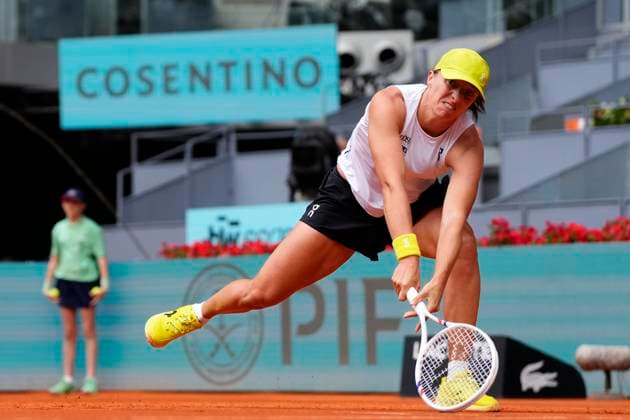 Mutua Madrid Open - Day Nine Iga Swiatek in action during the Women s Singles quarterfinals match between Madison Keys of the United States and Iga Swiatek of Poland on Day Nine of the Mutua Madrid Open 2025, ATP, Tennis Herren Masters 1000 and WTA, Tennis Damen 1000, tournament celebrates at La Caja Magica on April 30, 2025 in Madrid, Spain. Madrid Spain  Copyright: xJosexBretonx originalFilename:bretonhernandez-mutuamad250430_npaFA.jpg