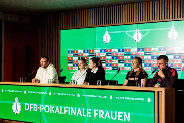 45 DFB Cup Final Womens FC Bayern Munich SV Werder Bremen Final Press Conference 30 04 2025 Thomas Horsch Coach SV Werder Bremen , Lina Hausicke SV Werder Bremen, 18 , Anne Goßner DFB Press Spokeswoman , Magdalena Eriksson FC Bayern Munich, 5 , Alexander Straus FC Bayern Munich, Coach 45 DFB Cup Final Womens FC Bayern Munich SV Werder Bremen Final Press Conference Cologne, RheinEnergiestadion, 30 04 2025 Copyright: xBEAUTIFULxSPORTS Wunderlx