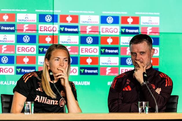 45 DFB Cup Womens Final FC Bayern Munich SV Werder Bremen Final Press Conference 30 04 2025 Magdalena Eriksson FC Bayern Munich, 5 , Alexander Straus FC Bayern Munich, Coach 45 DFB Cup Womens Final FC Bayern Munich SV Werder Bremen Final Press Conference Cologne, RheinEnergiestadion, 30 04 2025 Copyright: xBEAUTIFULxSPORTS Wunderlx