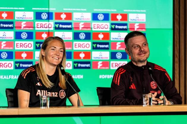 45 DFB Cup Womens Final FC Bayern Munich SV Werder Bremen Final Press Conference 30 04 2025 Magdalena Eriksson FC Bayern Munich, 5 and Alexander Straus FC Bayern Munich, Coach laughing 45 DFB Cup Womens Final FC Bayern Munich SV Werder Bremen Final Press Conference Cologne, RheinEnergiestadion, 30 04 2025 Copyright: xBEAUTIFULxSPORTS Wunderlx