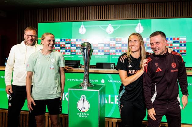 45 DFB Cup Womens Final FC Bayern Munich SV Werder Bremen Final Press Conference 30 04 2025 Thomas Horsch Coach SV Werder Bremen , Lina Hausicke SV Werder Bremen, 18 , DFB Cup Womens Final Magdalena Eriksson FC Bayern Munich, 5 , Alexander Straus FC Bayern Munich, Coach all smiles 45 DFB Cup Womens Final FC Bayern Munich SV Werder Bremen Final Press Conference Cologne, RheinEnergiestadion, 30 04 2025 Copyright: xBEAUTIFULxSPORTS Wunderlx