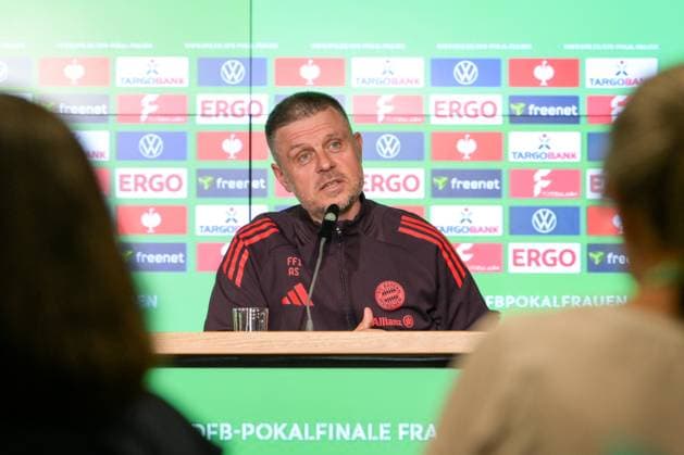 Soccer, DFB Cup Women, 20250430, Press conference MD 1 FC Bayern Munich SV Werder Bremen In the picture Coach Bayern Alexander STRAUS speaks Cologne Rhein Energie Stadium North Rhine-Westphalia Germany Copyright: Passion2Press MarkusxFischerx