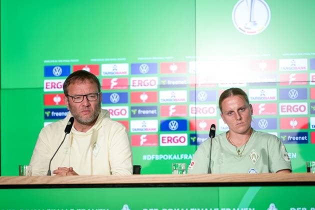 Soccer, DFB Cup Women, 20250430, Press conference MD 1 FC Bayern Munich SV Werder Bremen In the picture from left coach Bremen Thomas HORSCH, Lina HAUSICKE Bremen, 18 listen to the questions Cologne Rhein Energie Stadion Nordrhein Westfalen Germany Copyright: Passion2Press MarkusxFischerx