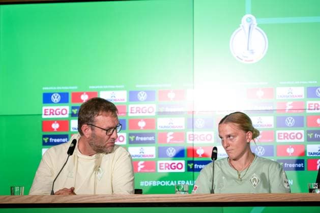 Soccer, DFB Cup Women, 20250430, Press conference MD 1 FC Bayern Munich SV Werder Bremen In the picture from left coach Bremen Thomas HORSCH, Lina HAUSICKE Bremen, 18 look each other in the eye vote Cologne Rhein Energie Stadion Nordrhein Westfalen Germany Copyright: Passion2Press MarkusxFischerx
