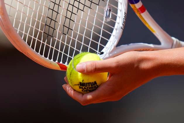 Sport Bilder des Tages Mutua Madrid Open - Day Nine Match ball in the Iga Swiatek hand during the Women s Singles quarterfinals match between Madison Keys of the United States and Iga Swiatek of Poland on Day Nine of the Mutua Madrid Open 2025, ATP, Tennis Herren Masters 1000 and WTA, Tennis Damen 1000, tournament celebrates at La Caja Magica on April 30, 2025 in Madrid, Spain. Madrid Spain  Copyright: xJosexBretonx originalFilename:bretonhernandez-mutuamad250430_npSoH.jpg