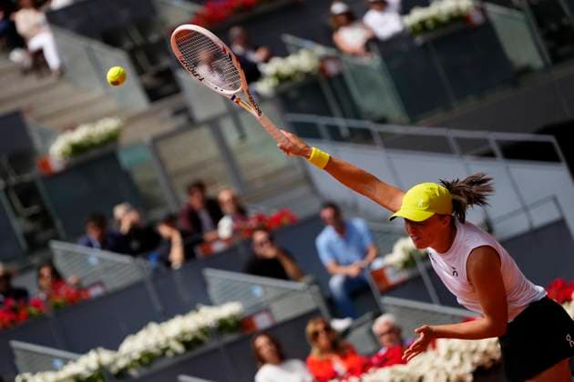 Mutua Madrid Open - Day Nine Iga Swiatek in action during the Women s Singles quarterfinals match between Madison Keys of the United States and Iga Swiatek of Poland on Day Nine of the Mutua Madrid Open 2025, ATP, Tennis Herren Masters 1000 and WTA, Tennis Damen 1000, tournament celebrates at La Caja Magica on April 30, 2025 in Madrid, Spain. Madrid Spain  Copyright: xJosexBretonx originalFilename:bretonhernandez-mutuamad250430_npc8N.jpg