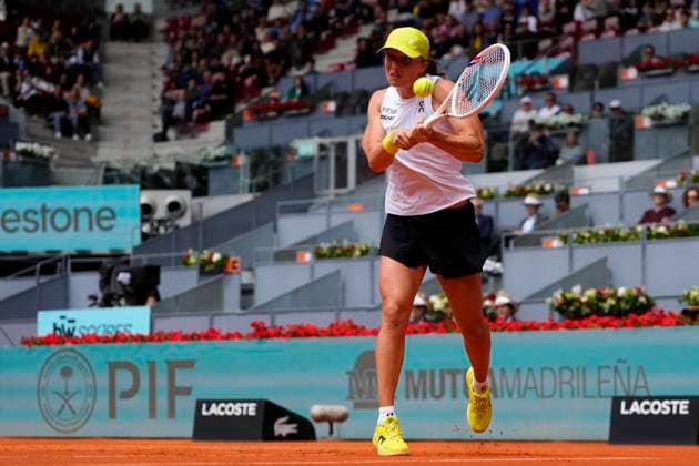 Mutua Madrid Open - Day Nine Iga Swiatek in action during the Women s Singles quarterfinals match between Madison Keys of the United States and Iga Swiatek of Poland on Day Nine of the Mutua Madrid Open 2025, ATP, Tennis Herren Masters 1000 and WTA, Tennis Damen 1000, tournament celebrates at La Caja Magica on April 30, 2025 in Madrid, Spain. Madrid Spain  Copyright: xJosexBretonx originalFilename:bretonhernandez-mutuamad250430_npgEK.jpg