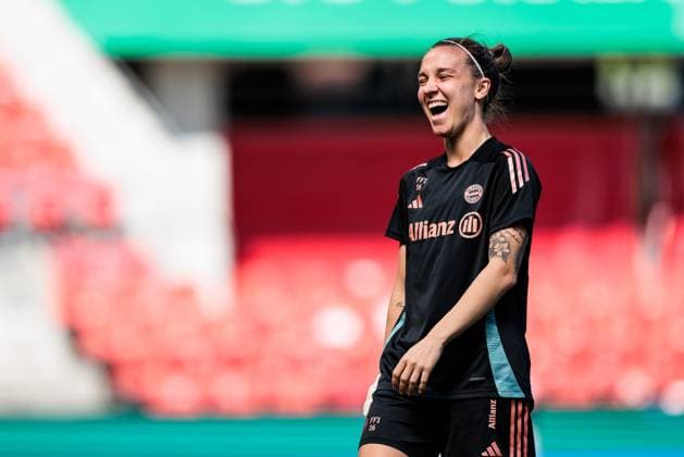 45 DFB Cup Final Womens FC Bayern Munich SV Werder Bremen Final training FC Bayern Munich 30 04 2025 Julia Zigiotti Olme FC Bayern Munich, 16 laughing, laughing 45 DFB Cup Final Womens FC Bayern Munich SV Werder Bremen Final training FC Bayern Munich Cologne, RheinEnergiestadion, 30 04 2025 Copyright: xBEAUTIFULxSPORTS Wunderlx