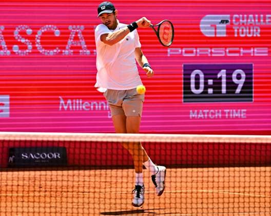 Nicolas Jarry of Chile at the Estoril Open in the battle for a place in the round of 16 Estoril Open, ATP 175 Challenge Tour, 30 04 2025, 1 round Best 32 Nicolas Jarry of Chile at the ATP 175 clay court tournament in Portugal in the match for a place in the round of 16 against Henrique Rocha of Portugal Estoril Estoril Tenis Club Lisbon Portugal