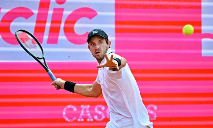 Nicolas Jarry of Chile at the Estoril Open in the battle for a place in the round of 16 Estoril Open, ATP 175 Challenge Tour, 30 04 2025, 1 round Best 32 Nicolas Jarry of Chile at the ATP 175 clay court tournament in Portugal in the match for a place in the round of 16 against Henrique Rocha of Portugal Estoril Estoril Tenis Club Lisbon Portugal