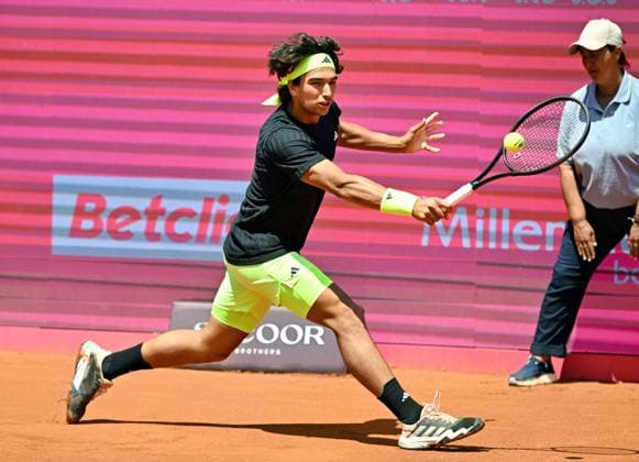 Portugals Henrique Rocha at the Estoril Open in the battle for a place in the round of 16 Estoril Open, ATP 175 Challenge Tour, 30 04 2025, 1 round Best 32 Portugals Henrique ROCHA at the ATP 175 clay court tournament in Portugal in the match for a place in the round of 16 against Chiles Nicolas Jarry, Estoril Estoril Tenis Club Lisbon Portugal