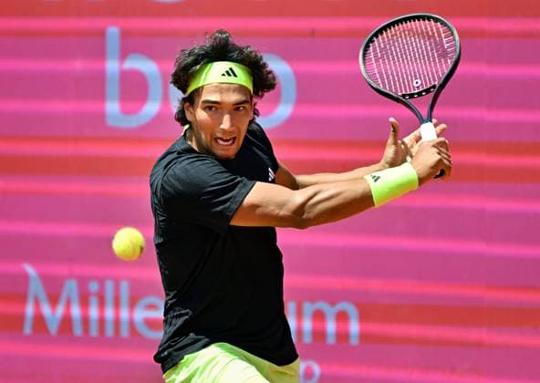Portugals Henrique Rocha at the Estoril Open in the battle for a place in the round of 16 Estoril Open, ATP 175 Challenge Tour, 30 04 2025, 1 round Best 32 Portugals Henrique ROCHA at the ATP 175 clay court tournament in Portugal in the match for a place in the round of 16 against Chiles Nicolas Jarry, Estoril Estoril Tenis Club Lisbon Portugal