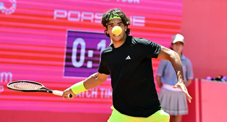 Portugals Henrique Rocha at the Estoril Open in the battle for a place in the round of 16 Estoril Open, ATP 175 Challenge Tour, 30 04 2025, 1 round Best 32 Portugals Henrique ROCHA at the ATP 175 clay court tournament in Portugal in the match for a place in the round of 16 against Chiles Nicolas Jarry, Estoril Estoril Tenis Club Lisbon Portugal