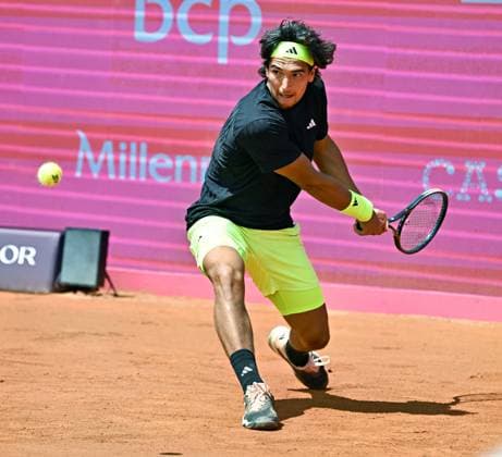 Portugals Henrique Rocha at the Estoril Open in the battle for a place in the round of 16 Estoril Open, ATP 175 Challenge Tour, 30 04 2025, 1 round Best 32 Portugals Henrique ROCHA at the ATP 175 clay court tournament in Portugal in the match for a place in the round of 16 against Chiles Nicolas Jarry, Estoril Estoril Tenis Club Lisbon Portugal