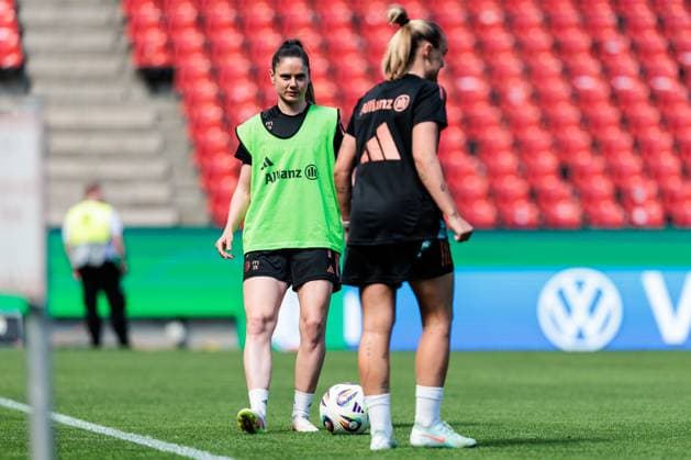 45 DFB Cup Womens Final FC Bayern Munich SV Werder Bremen Final training FC Bayern Munich 30 04 2025 Sarah Zadrazil FC Bayern Munich, 25 on the ball 45 DFB Cup Womens Final FC Bayern Munich SV Werder Bremen Final training FC Bayern Munich Cologne, RheinEnergiestadion, 30 04 2025 Copyright: xBEAUTIFULxSPORTS Wunderlx