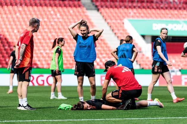45 DFB Womens Cup Final FC Bayern Munich SV Werder Bremen Final training FC Bayern Munich 30 04 2025 Alexander Straus FC Bayern Munich, Trainer , Katharina Naschenweng FC Bayern Munich, 19 , Lena Oberdorf FC Bayern Munich, 8 is stretched 45 DFB Womens Cup Final FC Bayern Munich SV Werder Bremen Final training FC Bayern Munich Cologne, RheinEnergiestadion, 30 04 2025 Copyright: xBEAUTIFULxSPORTS Wunderlx