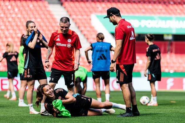 45 DFB Womens Cup Final FC Bayern Munich SV Werder Bremen Final training FC Bayern Munich 30 04 2025 Lena Oberdorf FC Bayern Munich, 8 stretches, laughing, Alexander Straus FC Bayern Munich, coach 45 DFB Womens Cup Final FC Bayern Munich SV Werder Bremen Final training FC Bayern Munich Cologne, RheinEnergiestadion, 30 04 2025 Copyright: xBEAUTIFULxSPORTS Wunderlx