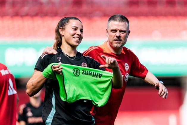45 DFB Womens Cup Final FC Bayern Munich SV Werder Bremen Final training FC Bayern Munich 30 04 2025 Lena Oberdorf FC Bayern Munich, 8 with Alexander Straus FC Bayern Munich, coach 45 DFB Womens Cup Final FC Bayern Munich SV Werder Bremen Final training FC Bayern Munich Cologne, RheinEnergiestadion, 30 04 2025 Copyright: xBEAUTIFULxSPORTS Wunderlx