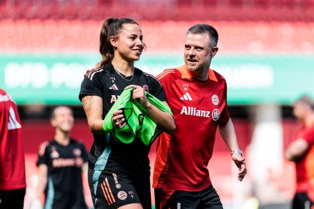 45 DFB Womens Cup Final FC Bayern Munich SV Werder Bremen Final training FC Bayern Munich 30 04 2025 Lena Oberdorf FC Bayern Munich, 8 with Alexander Straus FC Bayern Munich, coach 45 DFB Womens Cup Final FC Bayern Munich SV Werder Bremen Final training FC Bayern Munich Cologne, RheinEnergiestadion, 30 04 2025 Copyright: xBEAUTIFULxSPORTS Wunderlx