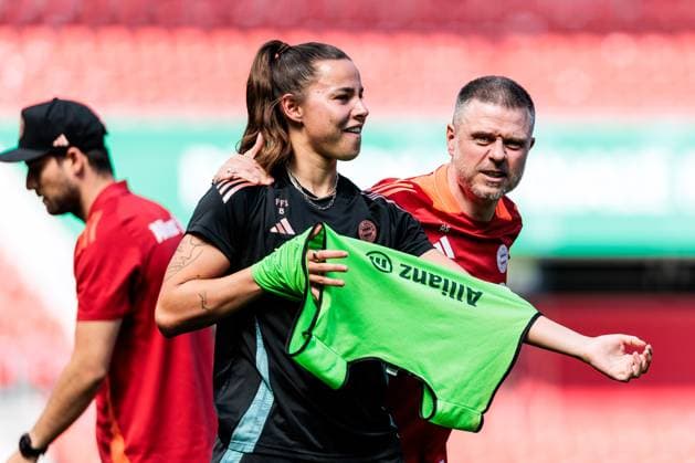 45 DFB Womens Cup Final FC Bayern Munich SV Werder Bremen Final training FC Bayern Munich 30 04 2025 Lena Oberdorf FC Bayern Munich, 8 with Alexander Straus FC Bayern Munich, coach 45 DFB Womens Cup Final FC Bayern Munich SV Werder Bremen Final training FC Bayern Munich Cologne, RheinEnergiestadion, 30 04 2025 Copyright: xBEAUTIFULxSPORTS Wunderlx