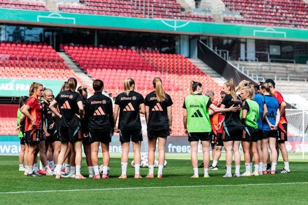 45 DFB Cup Womens Final FC Bayern Munich SV Werder Bremen Final training FC Bayern Munich 30 04 2025 Team circle, speech by Alexander Straus FC Bayern Munich, coach 45 DFB Cup Womens Final FC Bayern Munich SV Werder Bremen Final training FC Bayern Munich Cologne, RheinEnergiestadion, 30 04 2025 Copyright: xBEAUTIFULxSPORTS Wunderlx