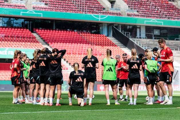 45 DFB Cup Womens Final FC Bayern Munich SV Werder Bremen Final training FC Bayern Munich 30 04 2025 Team circle, speech by Alexander Straus FC Bayern Munich, coach 45 DFB Cup Womens Final FC Bayern Munich SV Werder Bremen Final training FC Bayern Munich Cologne, RheinEnergiestadion, 30 04 2025 Copyright: xBEAUTIFULxSPORTS Wunderlx