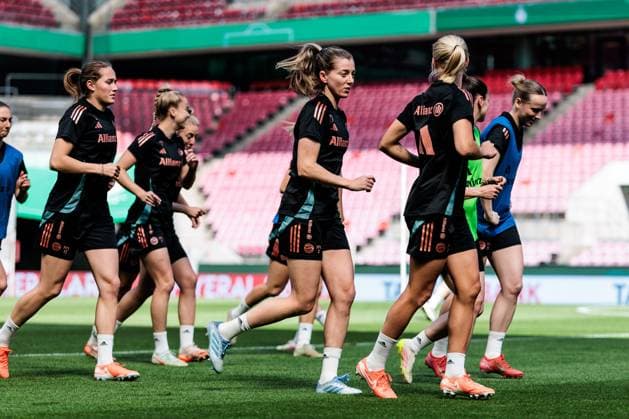 45 DFB Cup Final Womens FC Bayern Munich SV Werder Bremen Final training FC Bayern Munich 30 04 2025 Linda Sembrant FC Bayern Munich, 2 warm-up 45 DFB Cup Final Womens FC Bayern Munich SV Werder Bremen Final training FC Bayern Munich Cologne, RheinEnergiestadion, 30 04 2025 Copyright: xBEAUTIFULxSPORTS Wunderlx