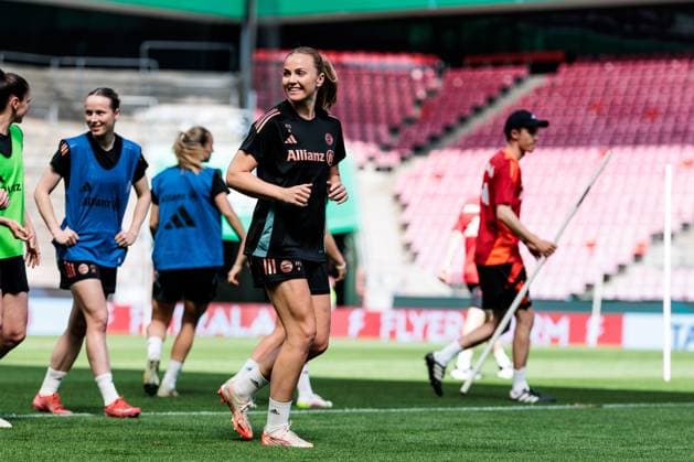 45 DFB Cup Final Womens FC Bayern Munich SV Werder Bremen Final training FC Bayern Munich 30 04 2025 Glodis Perla Viggosdottir FC Bayern Munich, 4 laughing, laughing 45 DFB Cup Final Womens FC Bayern Munich SV Werder Bremen Final training FC Bayern Munich Cologne, RheinEnergiestadion, 30 04 2025 Copyright: xBEAUTIFULxSPORTS Wunderlx