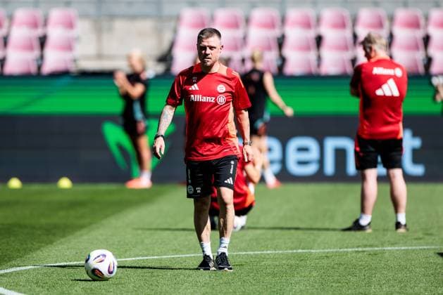 45 DFB Cup Womens Final FC Bayern Munich SV Werder Bremen Final training FC Bayern Munich 30 04 2025 Alexander Straus FC Bayern Munich, Coach 45 DFB Cup Womens Final FC Bayern Munich SV Werder Bremen Final training FC Bayern Munich Cologne, RheinEnergiestadion, 30 04 2025 Copyright: xBEAUTIFULxSPORTS Wunderlx