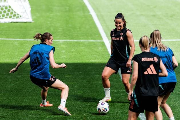 45 DFB Cup Womens Final FC Bayern Munich SV Werder Bremen Final training FC Bayern Munich 30 04 2025 Sydney Lohmann FC Bayern Munich, 12 , Lena Oberdorf FC Bayern Munich, 8 on the ball 45 DFB Cup Womens Final FC Bayern Munich SV Werder Bremen Final training FC Bayern Munich Cologne, RheinEnergiestadion, 30 04 2025 Copyright: xBEAUTIFULxSPORTS Wunderlx