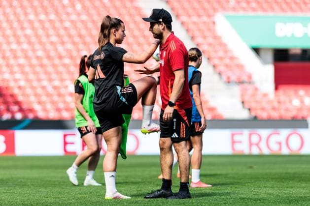 45 DFB Cup Final Womens FC Bayern Munich SV Werder Bremen Final training FC Bayern Munich 30 04 2025 Lena Oberdorf FC Bayern Munich, 8 stretches 45 DFB Cup Final Womens FC Bayern Munich SV Werder Bremen Final training FC Bayern Munich Cologne, RheinEnergiestadion, 30 04 2025 Copyright: xBEAUTIFULxSPORTS Wunderlx