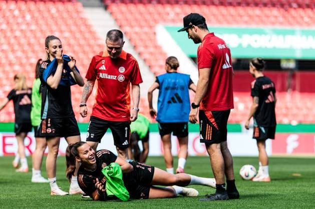 45 DFB Womens Cup Final FC Bayern Munich SV Werder Bremen Final training FC Bayern Munich 30 04 2025 Lena Oberdorf FC Bayern Munich, 8 stretches, laughing, Alexander Straus FC Bayern Munich, coach 45 DFB Womens Cup Final FC Bayern Munich SV Werder Bremen Final training FC Bayern Munich Cologne, RheinEnergiestadion, 30 04 2025 Copyright: xBEAUTIFULxSPORTS Wunderlx