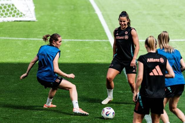 45 DFB Cup Womens Final FC Bayern Munich SV Werder Bremen Final training FC Bayern Munich 30 04 2025 Sydney Lohmann FC Bayern Munich, 12 , Lena Oberdorf FC Bayern Munich, 8 on the ball 45 DFB Cup Womens Final FC Bayern Munich SV Werder Bremen Final training FC Bayern Munich Cologne, RheinEnergiestadion, 30 04 2025 Copyright: xBEAUTIFULxSPORTS Wunderlx