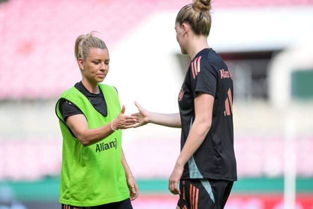 Soccer, DFB Cup Women, 20250430, Final training MD 1 FC Bayern Munich SV Werder Bremen Pictured from l Linda DALLMANN Bavaria, 10 , Alara SEHITLER Bavaria, 14 Handshake ritual Cologne Rhein Energie Stadium North Rhine-Westphalia Germany Copyright: Passion2Press MarkusxFischerx