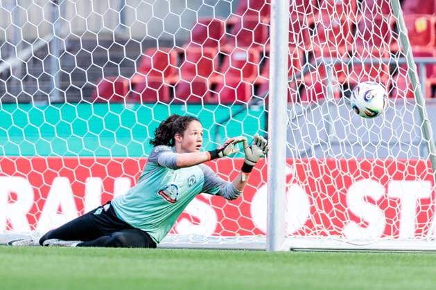45 DFB Womens Cup Final FC Bayern Munich SV Werder Bremen Final training SV Werder Bremen 30 04 2025 Livia Peng SV Werder Bremen, 1 with ball 45 DFB Womens Cup Final FC Bayern Munich SV Werder Bremen Final training SV Werder Bremen Cologne, RheinEnergiestadion, 30 04 2025 Copyright: xBEAUTIFULxSPORTS Wunderlx