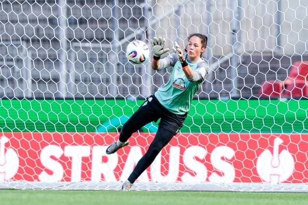 45 DFB Womens Cup Final FC Bayern Munich SV Werder Bremen Final training SV Werder Bremen 30 04 2025 Livia Peng SV Werder Bremen, 1 with ball 45 DFB Womens Cup Final FC Bayern Munich SV Werder Bremen Final training SV Werder Bremen Cologne, RheinEnergiestadion, 30 04 2025 Copyright: xBEAUTIFULxSPORTS Wunderlx