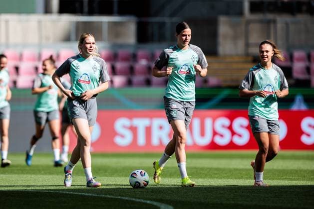 45 DFB Cup Womens Final FC Bayern Munich SV Werder Bremen Final training SV Werder Bremen 30 04 2025 Juliane Wirtz SV Werder Bremen, 28 with ball 45 DFB Cup Womens Final FC Bayern Munich SV Werder Bremen Final training SV Werder Bremen Cologne, RheinEnergiestadion, 30 04 2025 Copyright: xBEAUTIFULxSPORTS Wunderlx