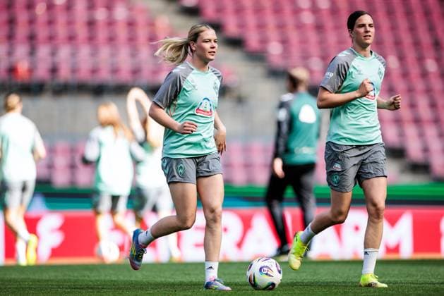 45 DFB Cup Womens Final FC Bayern Munich SV Werder Bremen Final training SV Werder Bremen 30 04 2025 Juliane Wirtz SV Werder Bremen, 28 with ball 45 DFB Cup Womens Final FC Bayern Munich SV Werder Bremen Final training SV Werder Bremen Cologne, RheinEnergiestadion, 30 04 2025 Copyright: xBEAUTIFULxSPORTS Wunderlx