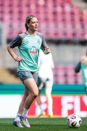 45 DFB Cup Womens Final FC Bayern Munich SV Werder Bremen Final training SV Werder Bremen 30 04 2025 Juliane Wirtz SV Werder Bremen, 28 with ball 45 DFB Cup Womens Final FC Bayern Munich SV Werder Bremen Final training SV Werder Bremen Cologne, RheinEnergiestadion, 30 04 2025 Copyright: xBEAUTIFULxSPORTS Wunderlx