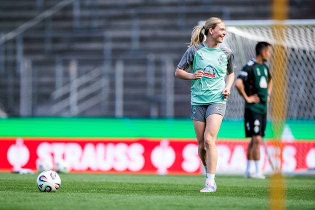 45 DFB Cup Final Womens FC Bayern Munich SV Werder Bremen Final training SV Werder Bremen 30 04 2025 Juliane Wirtz SV Werder Bremen, 28 laughing with ball 45 DFB Cup Final Womens FC Bayern Munich SV Werder Bremen Final training SV Werder Bremen Cologne, RheinEnergiestadion, 30 04 2025 Copyright: xBEAUTIFULxSPORTS Wunderlx
