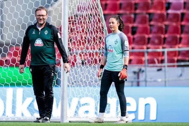 45 DFB Womens Cup Final FC Bayern Munich SV Werder Bremen Final training SV Werder Bremen 30 04 2025 Thomas Horsch Coach SV Werder Bremen with Livia Peng SV Werder Bremen, 1 45 DFB Womens Cup Final FC Bayern Munich SV Werder Bremen Final training SV Werder Bremen Cologne, RheinEnergiestadion, 30 04 2025 Copyright: xBEAUTIFULxSPORTS Wunderlx