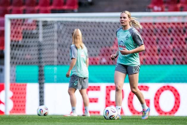 45 DFB Cup Womens Final FC Bayern Munich SV Werder Bremen Final training SV Werder Bremen 30 04 2025 Juliane Wirtz SV Werder Bremen, 28 with ball 45 DFB Cup Womens Final FC Bayern Munich SV Werder Bremen Final training SV Werder Bremen Cologne, RheinEnergiestadion, 30 04 2025 Copyright: xBEAUTIFULxSPORTS Wunderlx