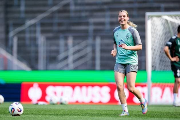 45 DFB Cup Final Womens FC Bayern Munich SV Werder Bremen Final training SV Werder Bremen 30 04 2025 Juliane Wirtz SV Werder Bremen, 28 laughing with ball 45 DFB Cup Final Womens FC Bayern Munich SV Werder Bremen Final training SV Werder Bremen Cologne, RheinEnergiestadion, 30 04 2025 Copyright: xBEAUTIFULxSPORTS Wunderlx